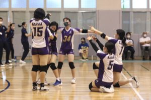 07E650FE-6EAE-433E-80FC-FBD26934BBBF-300x200 決勝トーナメント初日、関大バレーで2連勝!