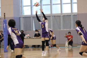 FA8B1FE2-8919-4159-9F56-5E8F0564EA00-300x200 決勝トーナメント初日、関大バレーで2連勝!