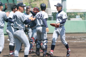 IMG_4534-300x200 伝統の一戦で勝利飾る